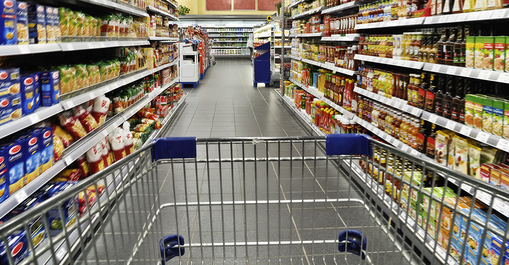 Einkaufswagen im Supermarkt